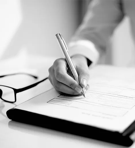 Femme corrigeant un texte avec un stylo
