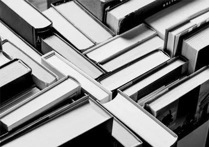 Pile de livre qui se croisent